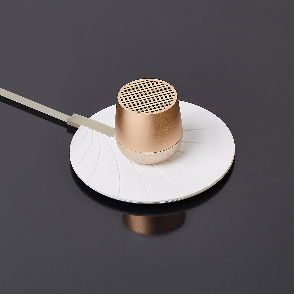 Lexon - Mino+ Wirelessly rechargeable 3W Bluetooth® speaker - Soft Gold